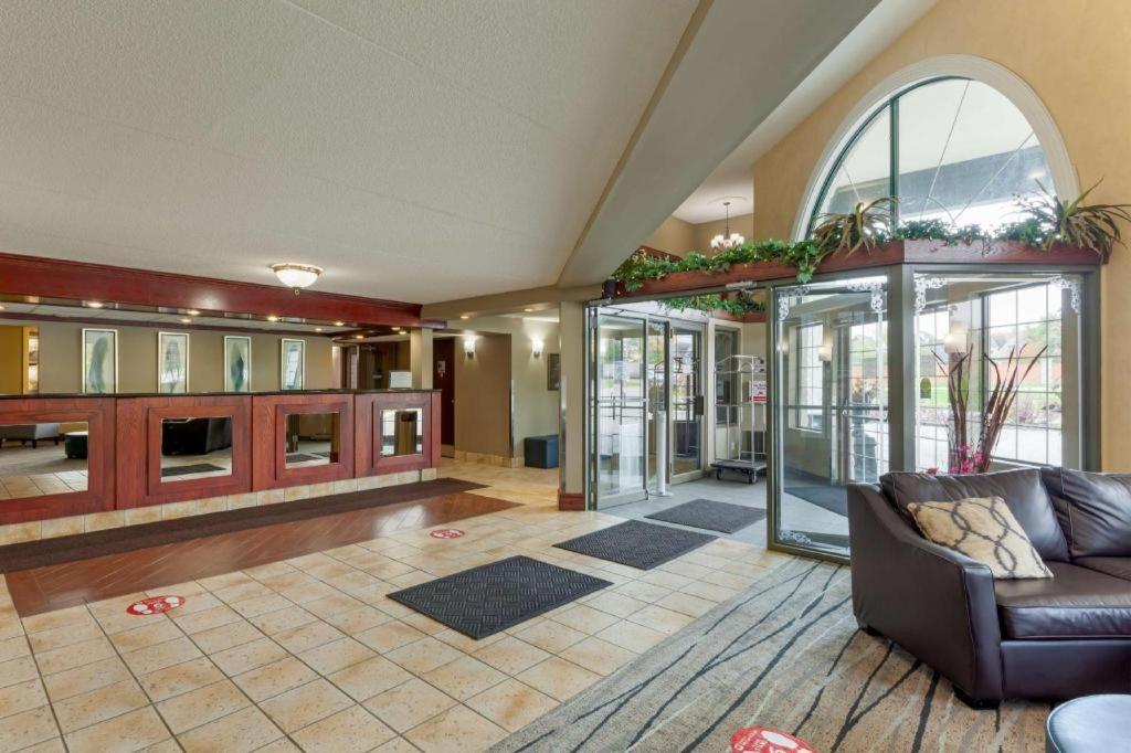 Best Western Plus Orillia Hotel Exterior photo